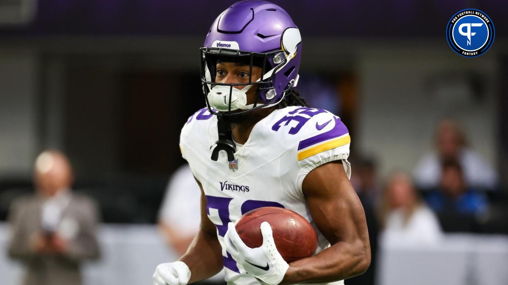 Minnesota Vikings running back Ty Chandler (32) warms up before the game against the Detroit Lions at U.S. Bank Stadium.