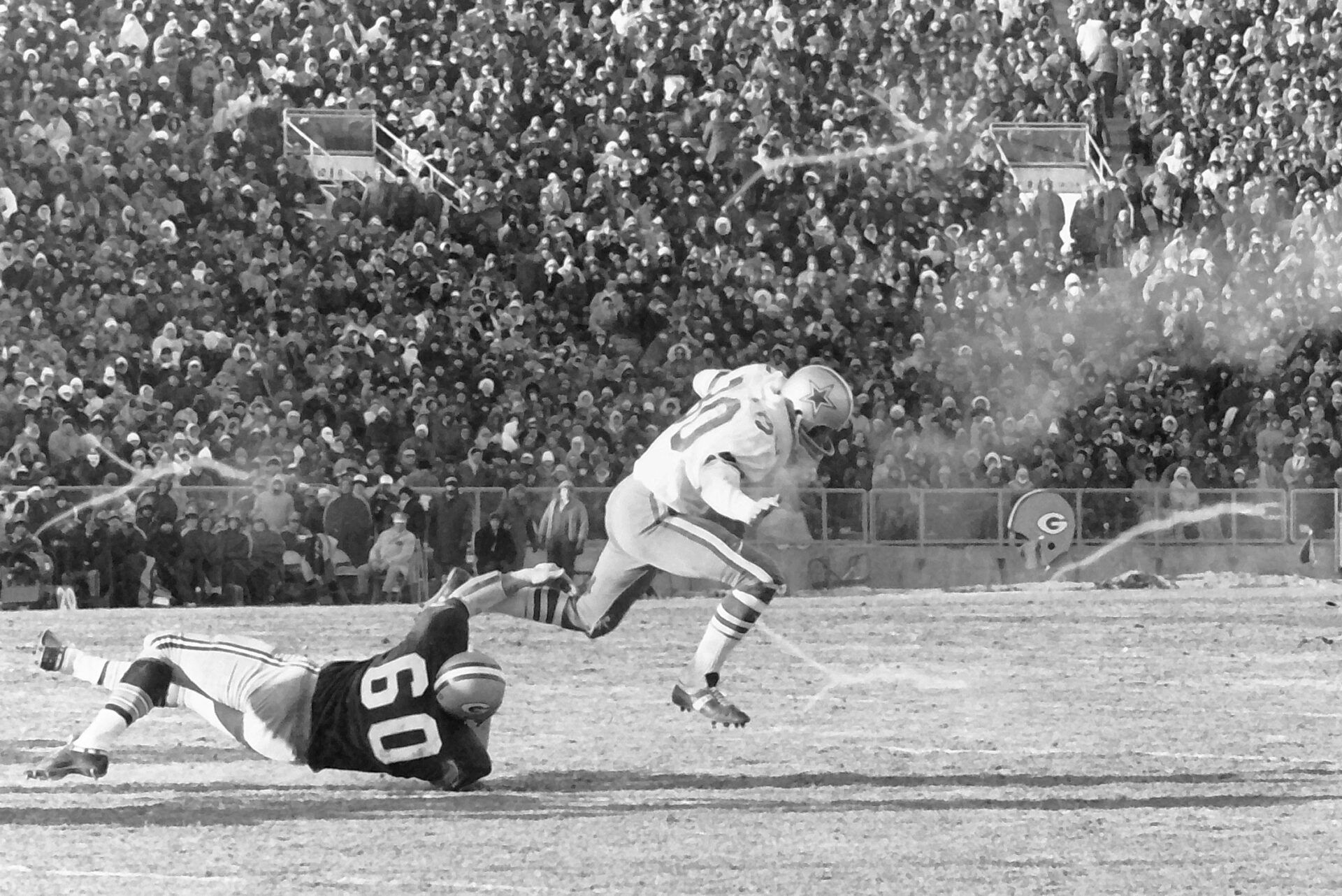 Dallas Cowboys halfback Dan Reeves (30) gets past Green Bay Packers linebacker Lee Roy Caffey (60) during the NFL Championship game.