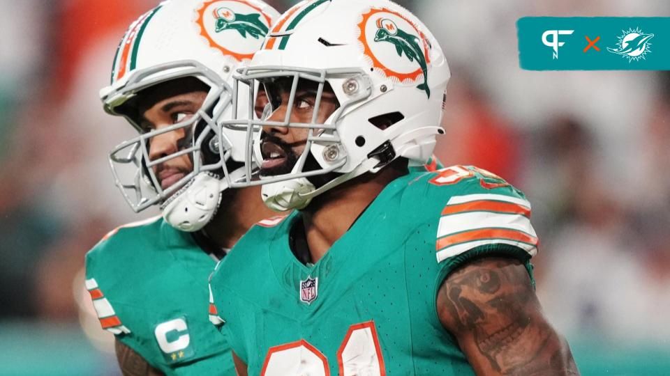 Miami Dolphins QB Tua Tagovailoa (1) congratulates RB Raheem Mostert (31) after a touchdown against the Dallas Cowboys.