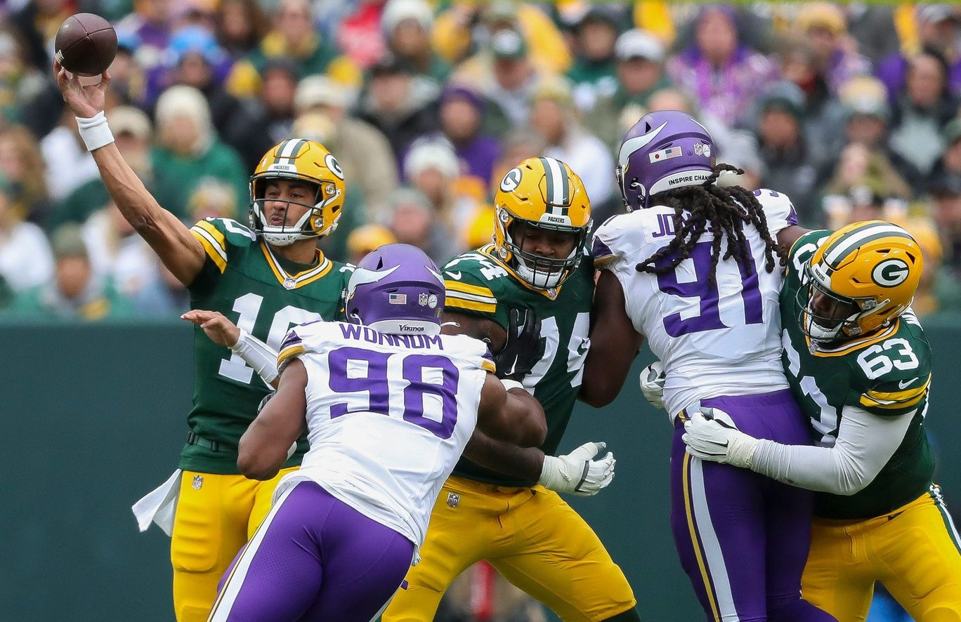 Green Bay Packers QB Jordan Love (10) throws a pass against the Minnesota Vikings.