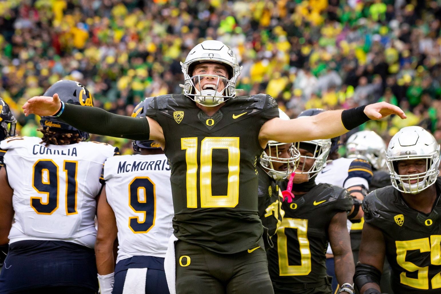 Oregon Ducks QB Bo Nix (10) celebrates against Cal.