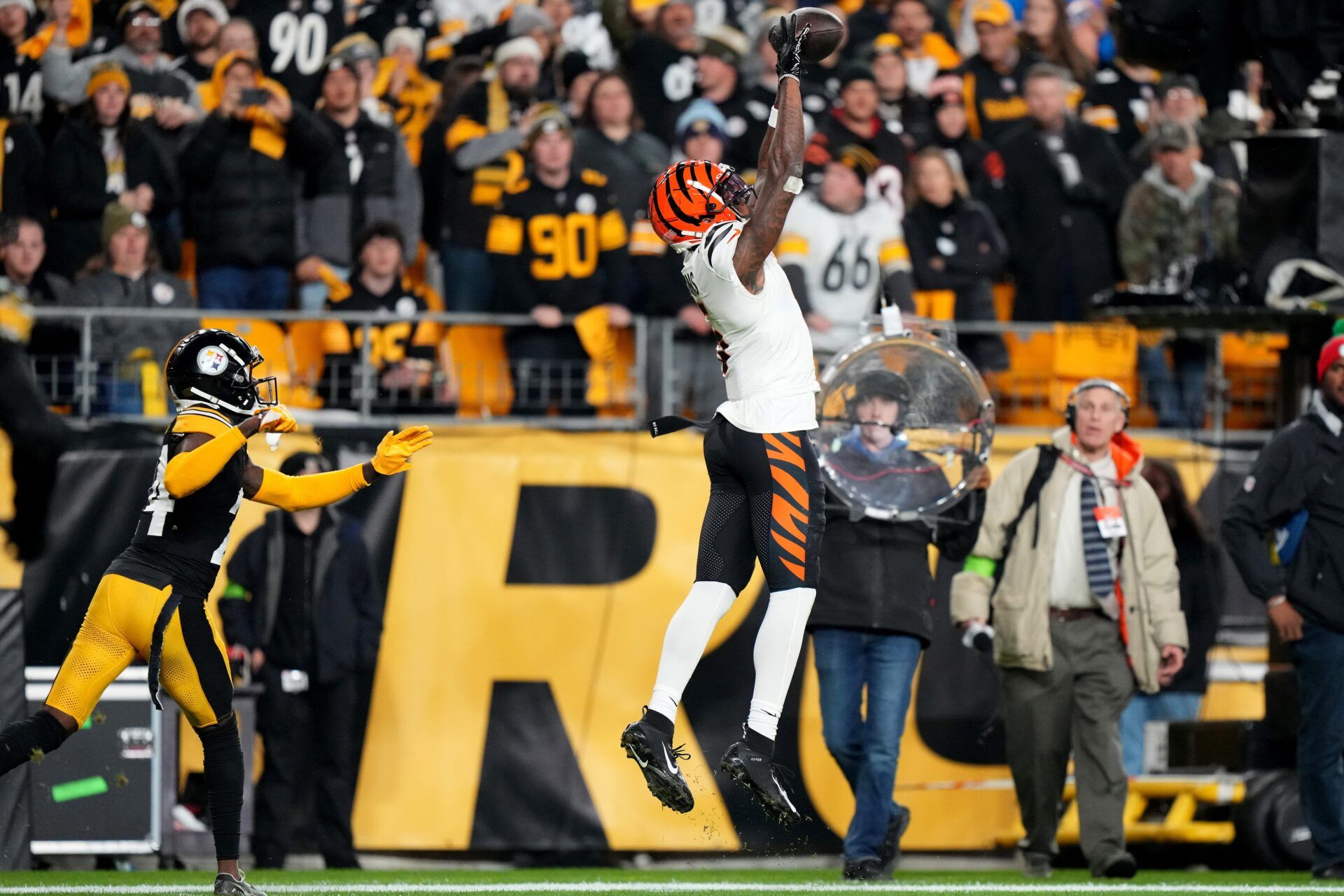 Cincinnati Bengals wide receiver Tee Higgins (5) catches a pass in the third quarter during a Week 16 NFL football game between the Cincinnati Bengals and the Pittsburgh Steelers.