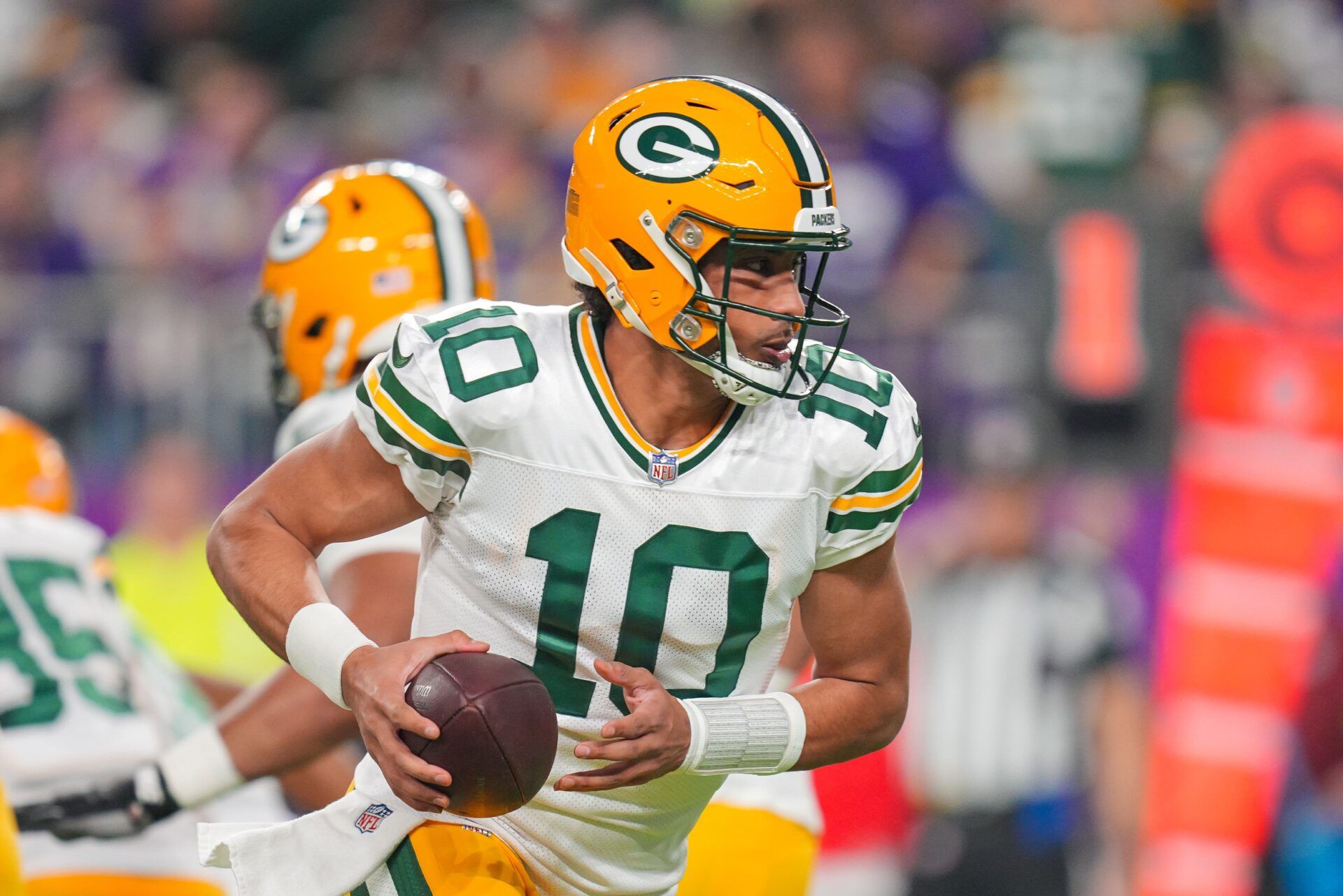 Green Bay Packers QB Jordan Love (10) looks to hand the ball off against the Minnesota Vikings.