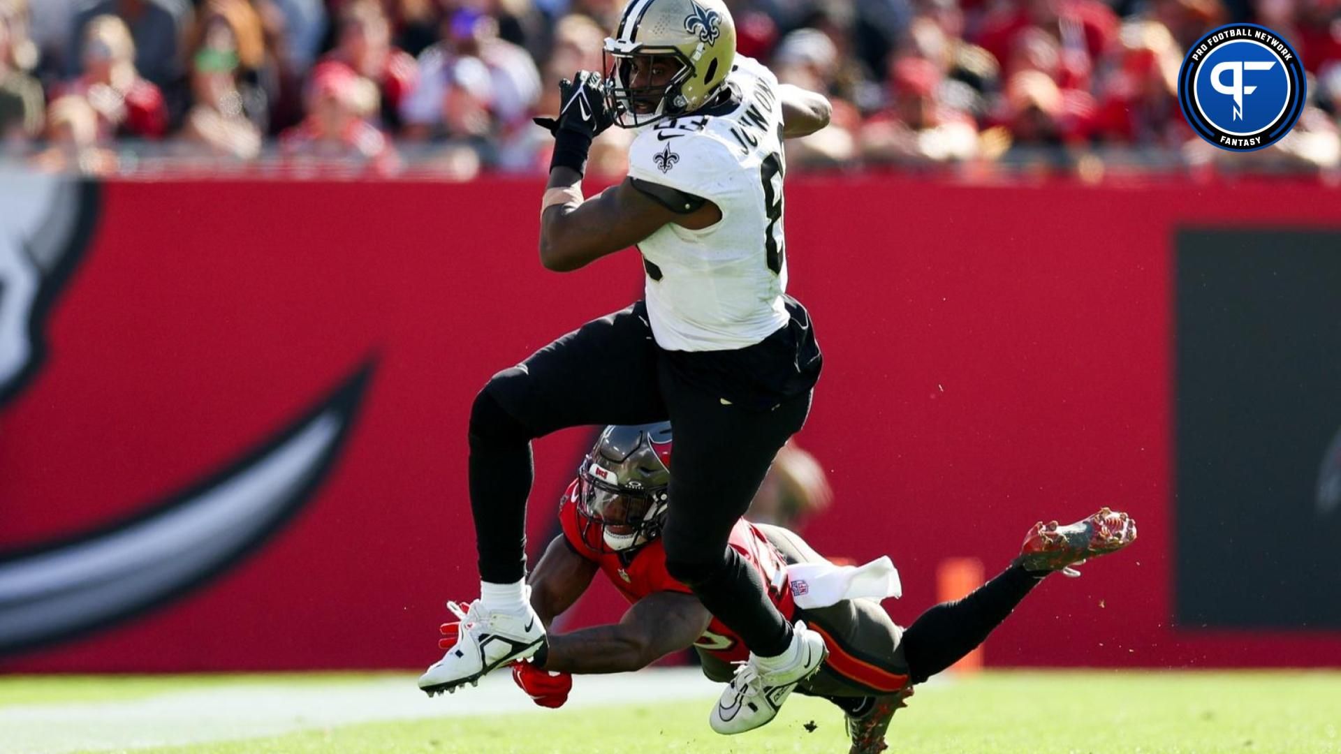 New Orleans Saints TE Juwan Johnson (83) breaks a tackle against the Tampa Bay Buccaneers.