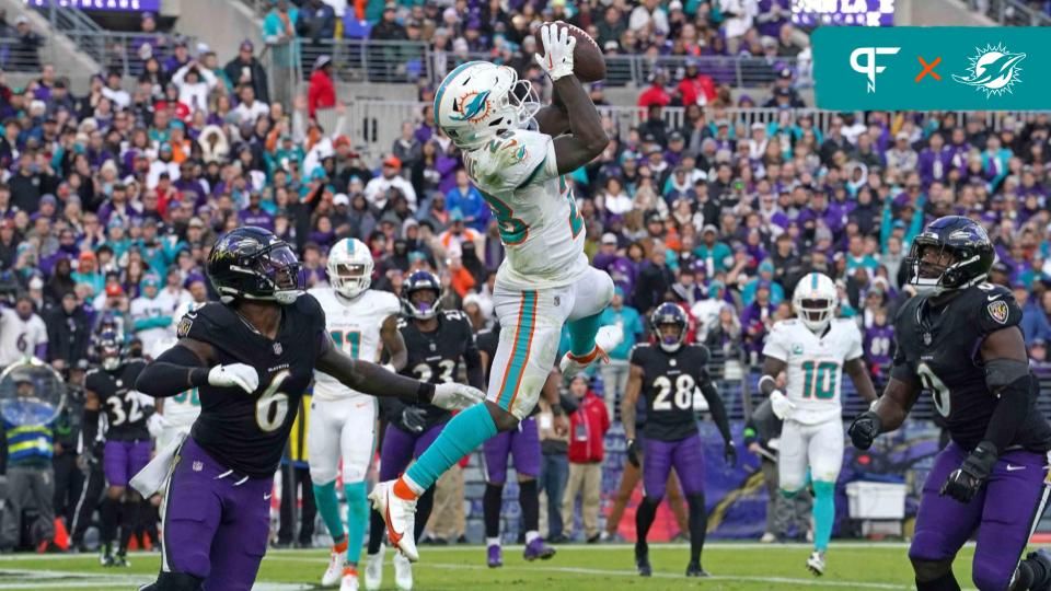 Miami Dolphins running back De Von Achane (28) makes a touchdown catch defended by Baltimore Ravens linebackers Patrick Queen (6) and Roquan Smith (0) in the fourth quarter at M&T Bank Stadium.