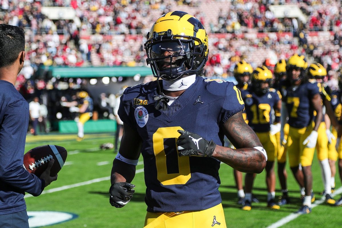 Michigan defensive back Mike Sainristil (0) warms up ahead of the Rose Bowl game against Alabama at Rose Bowl Stadium.