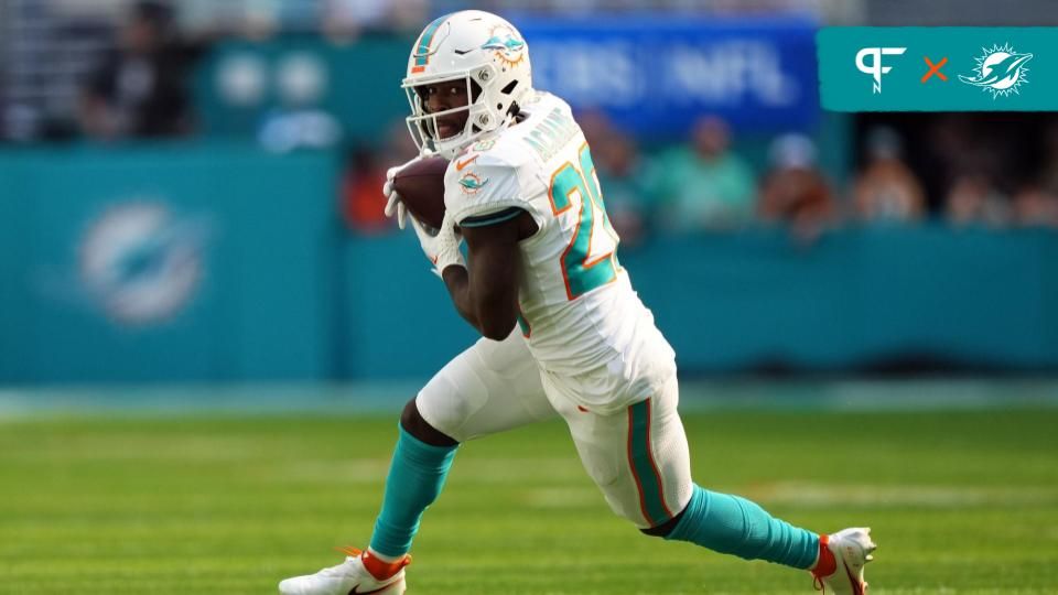 Miami Dolphins running back De'Von Achane (28) runs the ball against the New York Jets during the first half at Hard Rock Stadium.