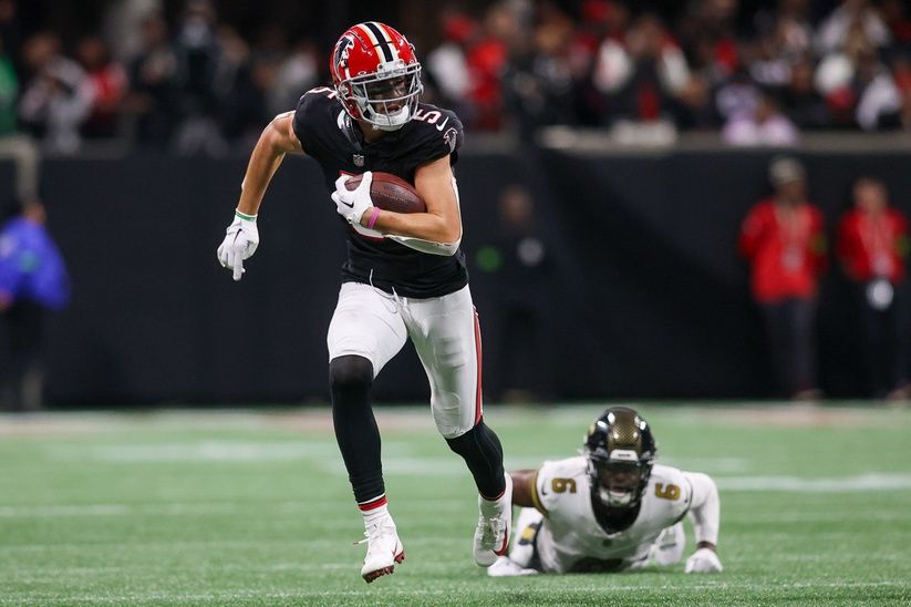 Atlanta Falcons WR Drake London (5) runs after the catch against the New Orleans Saints.