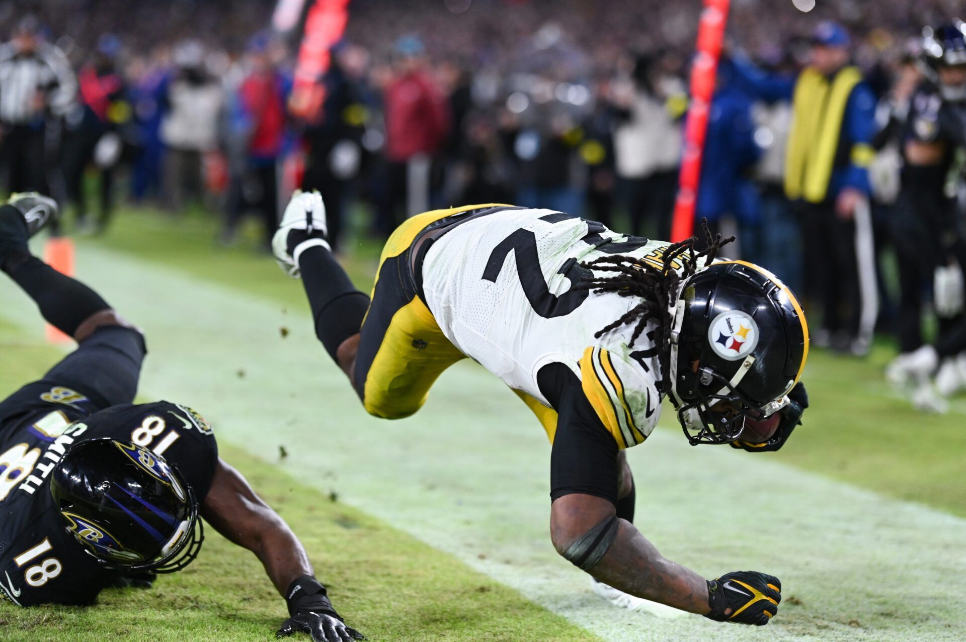 Pittsburgh Steelers RB Najee Harris (22) dives for a touchdown against the Baltimore Ravens.