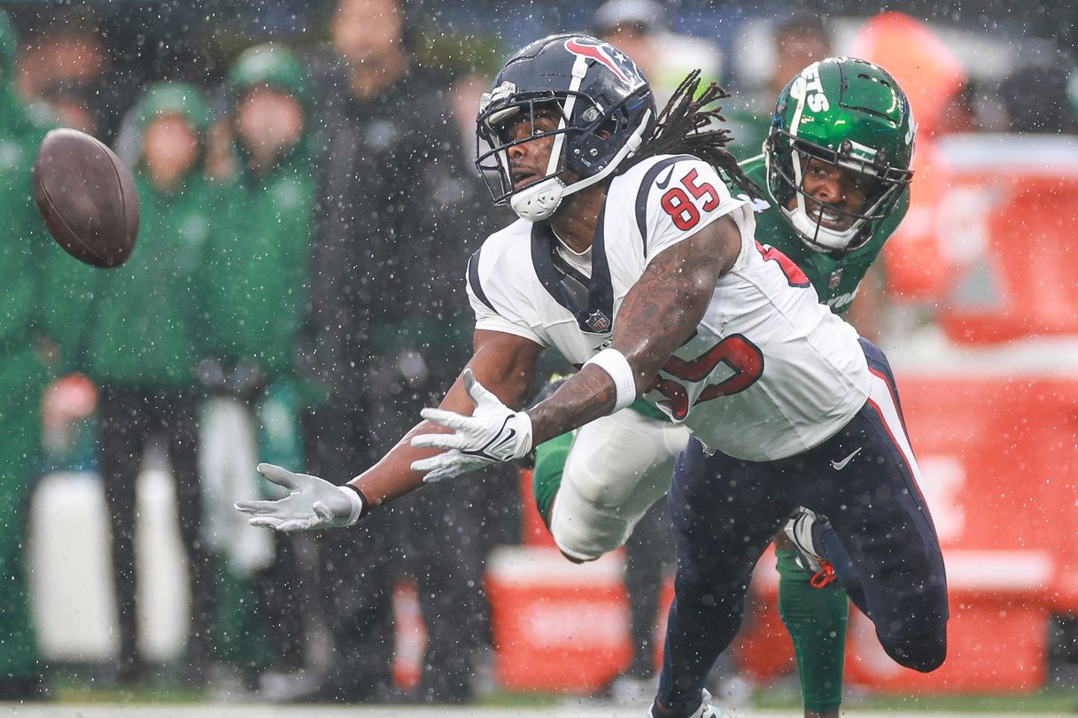 Houston Texans wide receiver Noah Brown (85) reaches for a pass during the first half in front of New York Jets cornerback D.J. Reed (4) at MetLife Stadium.