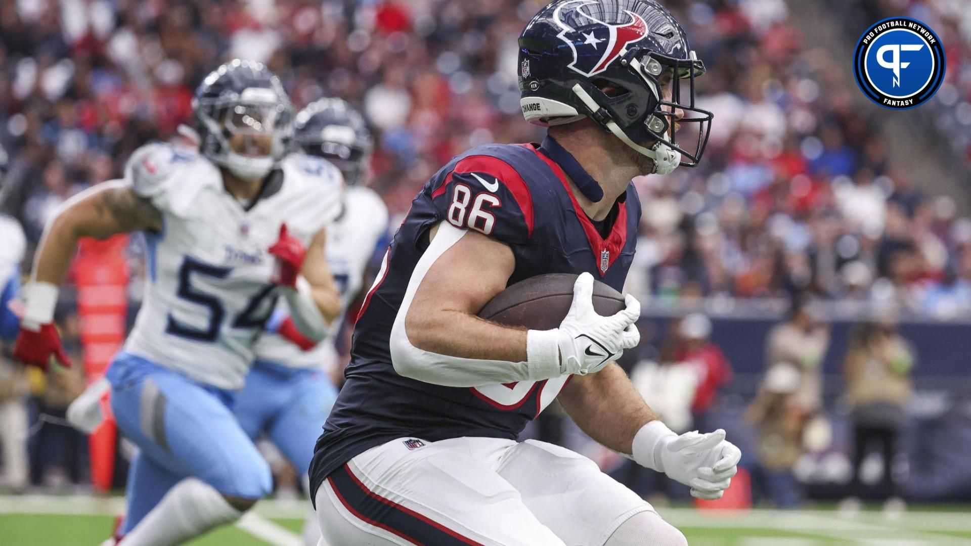 Houston Texans tight end Dalton Schultz (86) runs with the ball after a reception during the third quarter against the Tennessee Titans at NRG Stadium.