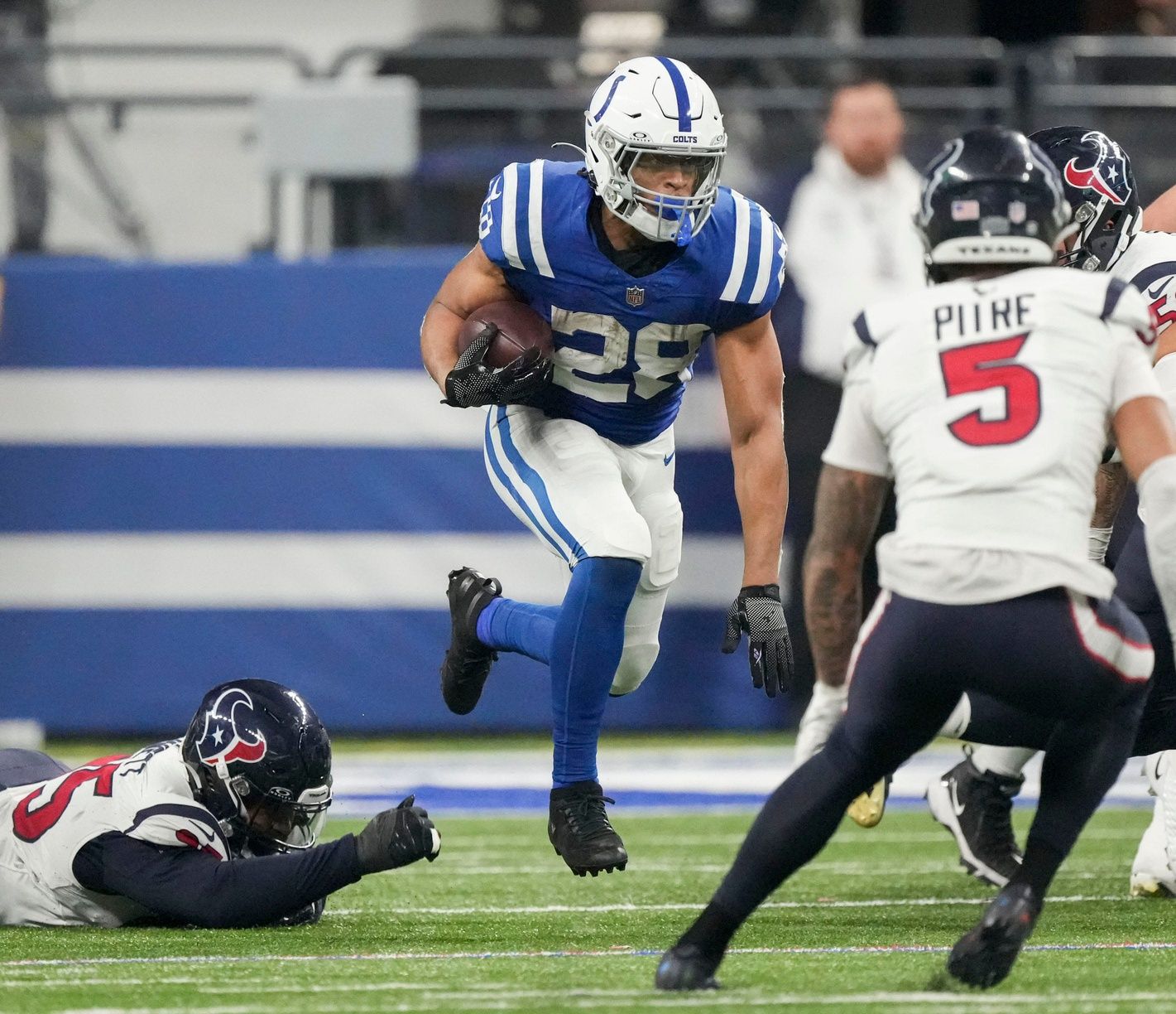 Indianapolis Colts running back Jonathan Taylor (28) rushes the ball Saturday, Jan. 6, 2024, during a game against the Houston Texans at Lucas Oil Stadium.