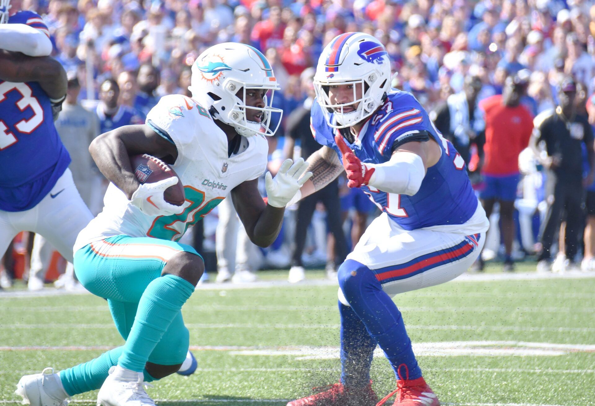 Miami Dolphins RB De'Von Achane (28) runs the ball against the Buffalo Bills.