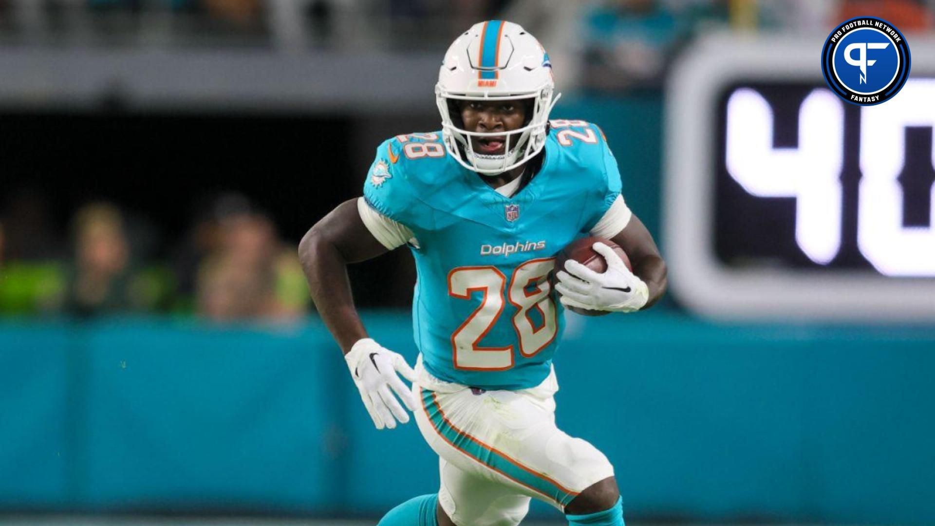 Miami Dolphins running back De'Von Achane (28) runs with the football against the Tennessee Titans during the first quarter at Hard Rock Stadium.