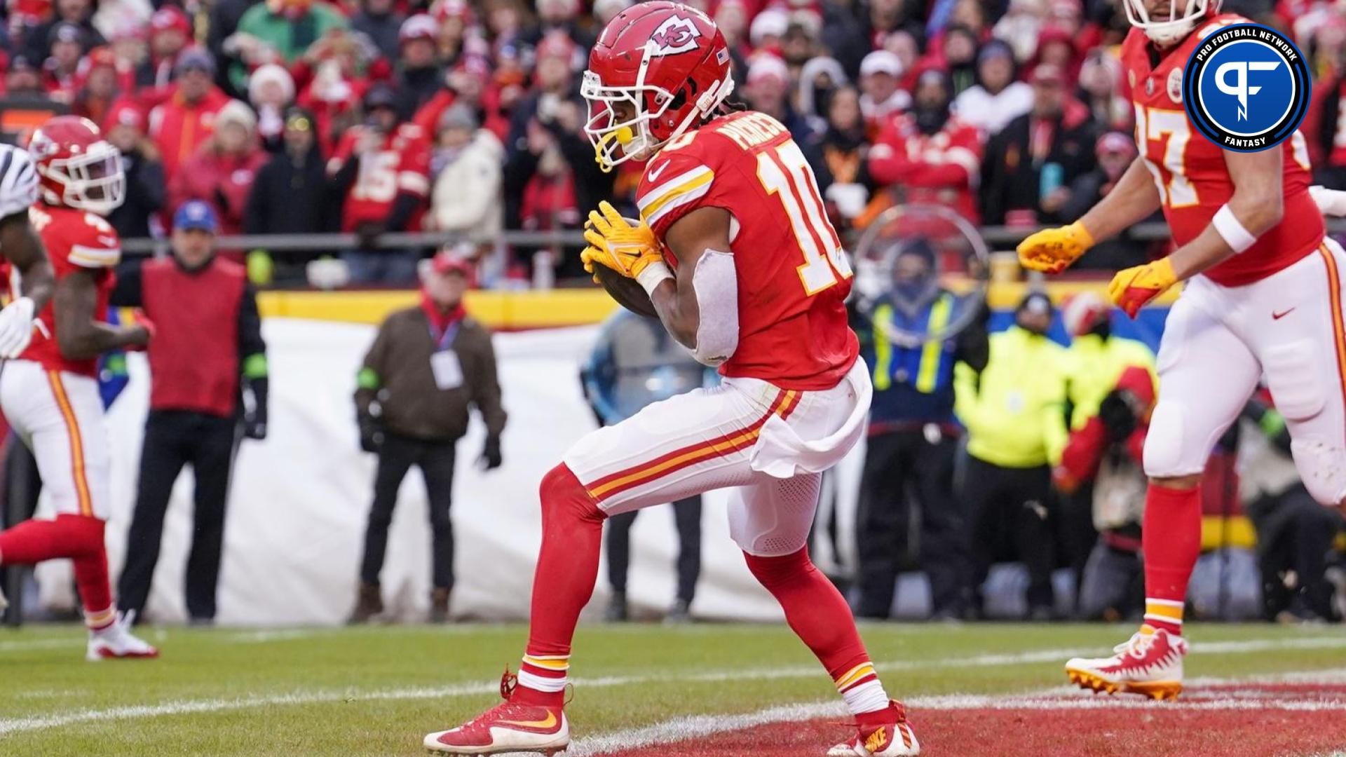 Kansas City Chiefs RB Isiah Pacheco (10) catches a touchdown pass against the Cincinnati Bengals.