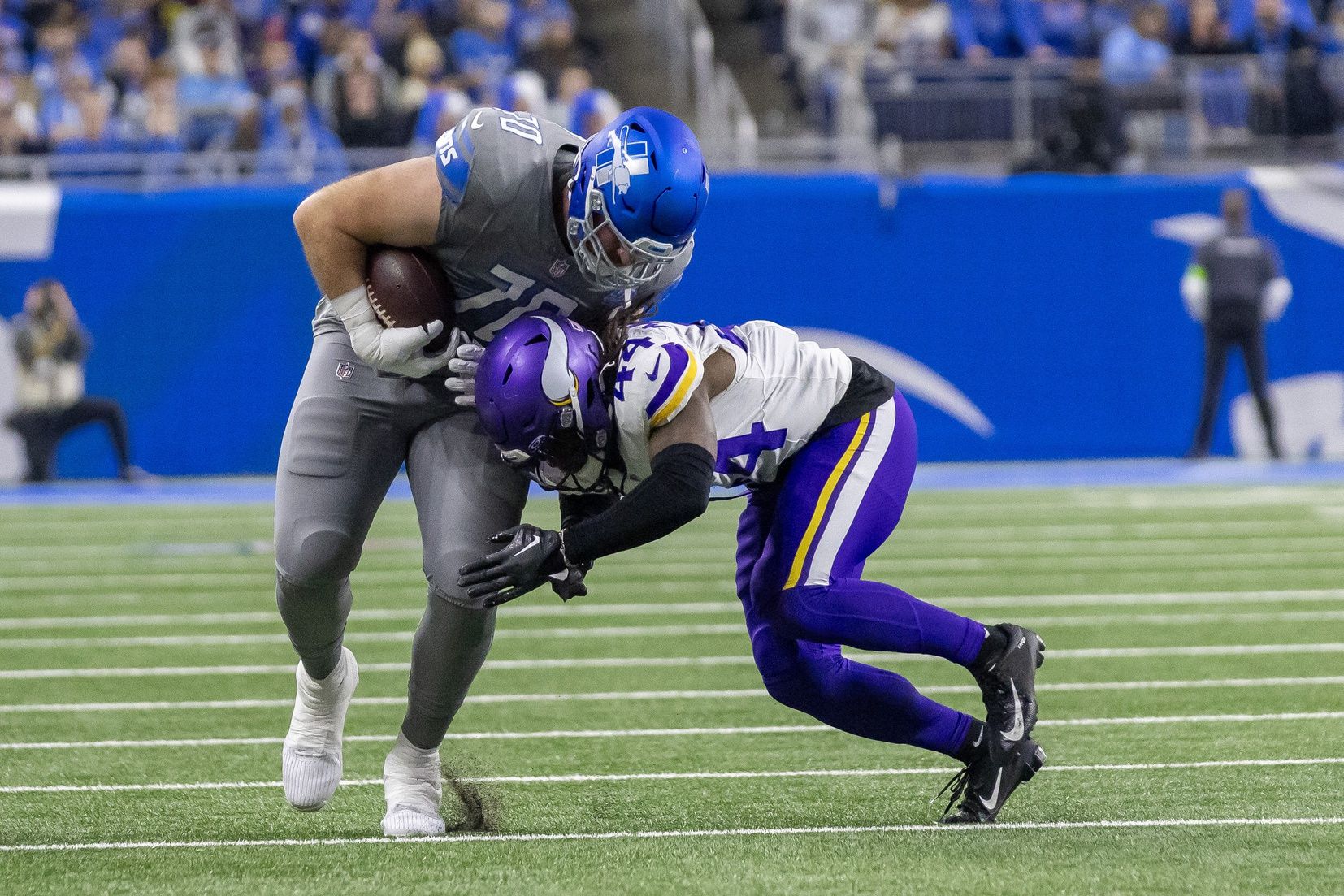 Detroit Lions offensive lineman Dan Skipper catches a pass and runs.