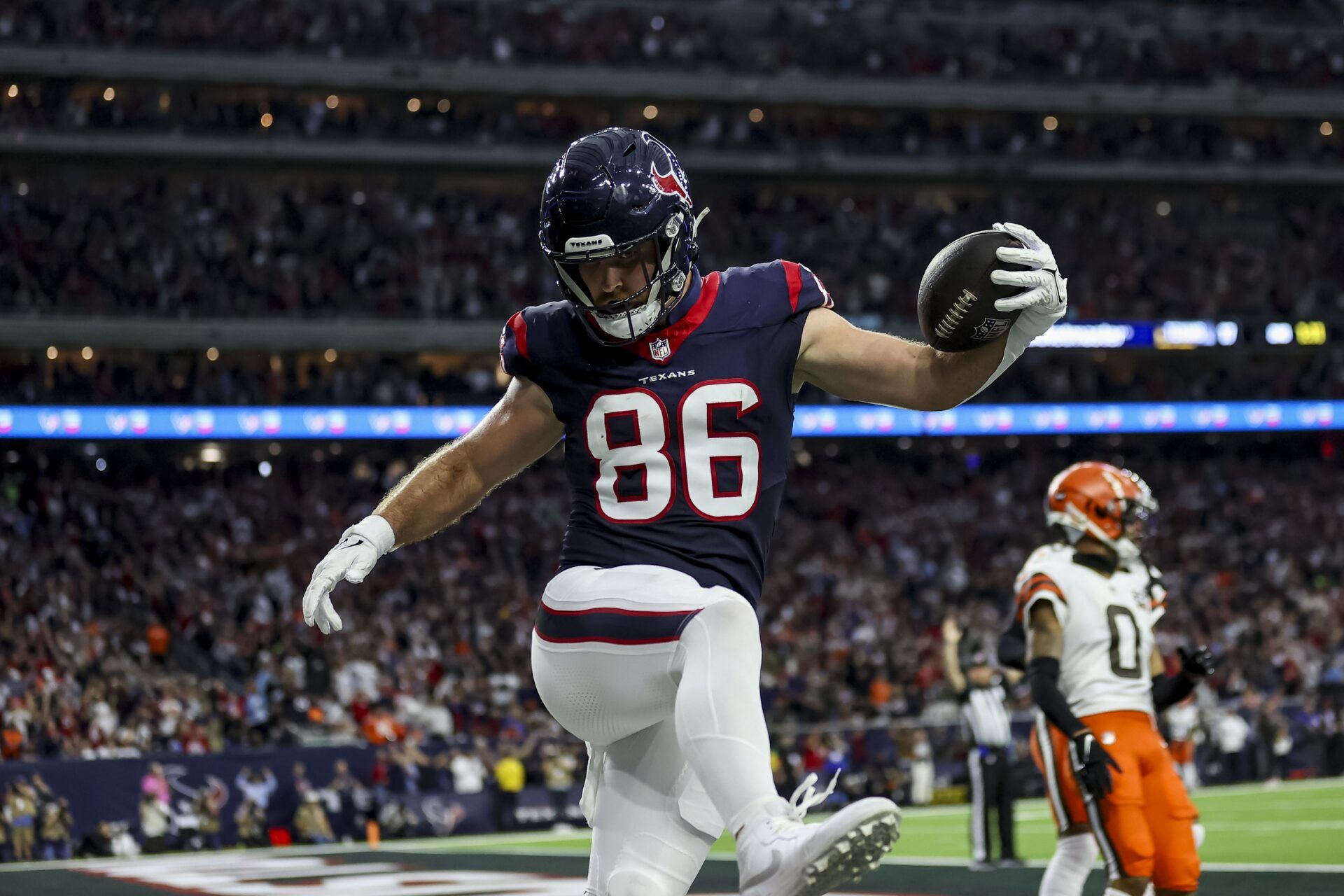 Houston Texans TE Dalton Schultz (86) celebrates after a touchdown against the Cleveland Browns.