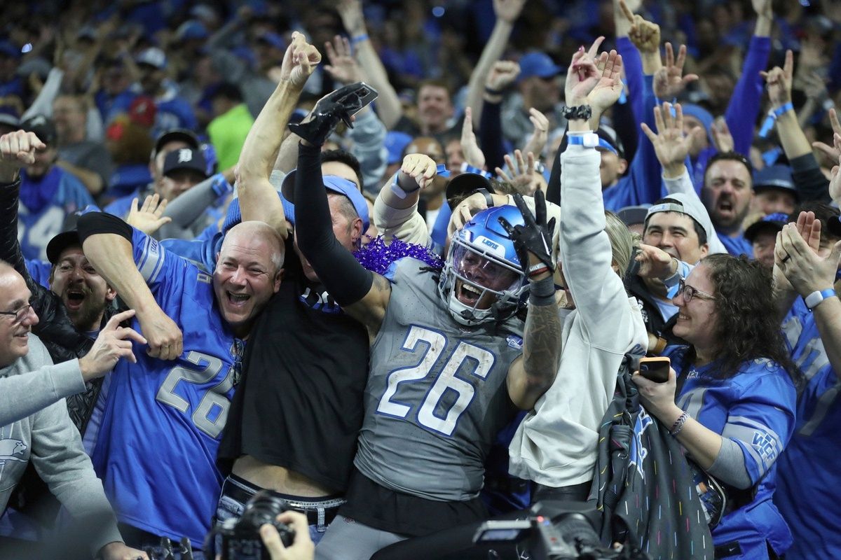 Detroit Lions RB Jahmyr Gibbs (26) celebrates with fans after scoring a touchdown.