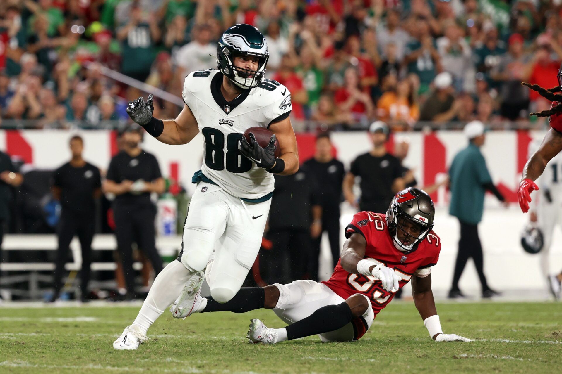 Philadelphia Eagles TE Dallas Goedert (88) runs after the catch against the Tampa Bay Buccaneers.