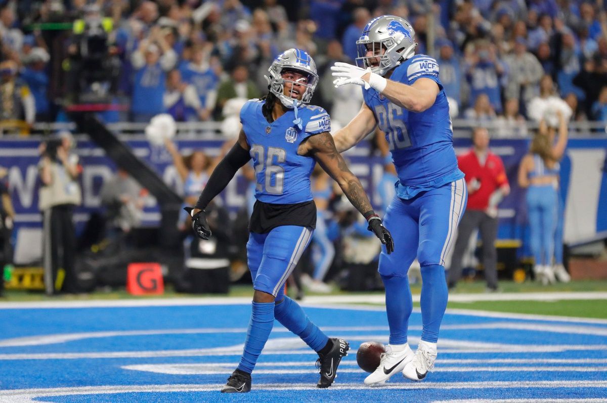 Detroit Lions RB Jahmyr Gibbs (26) celebrates a touchdown with TE Anthony Firkser (86).