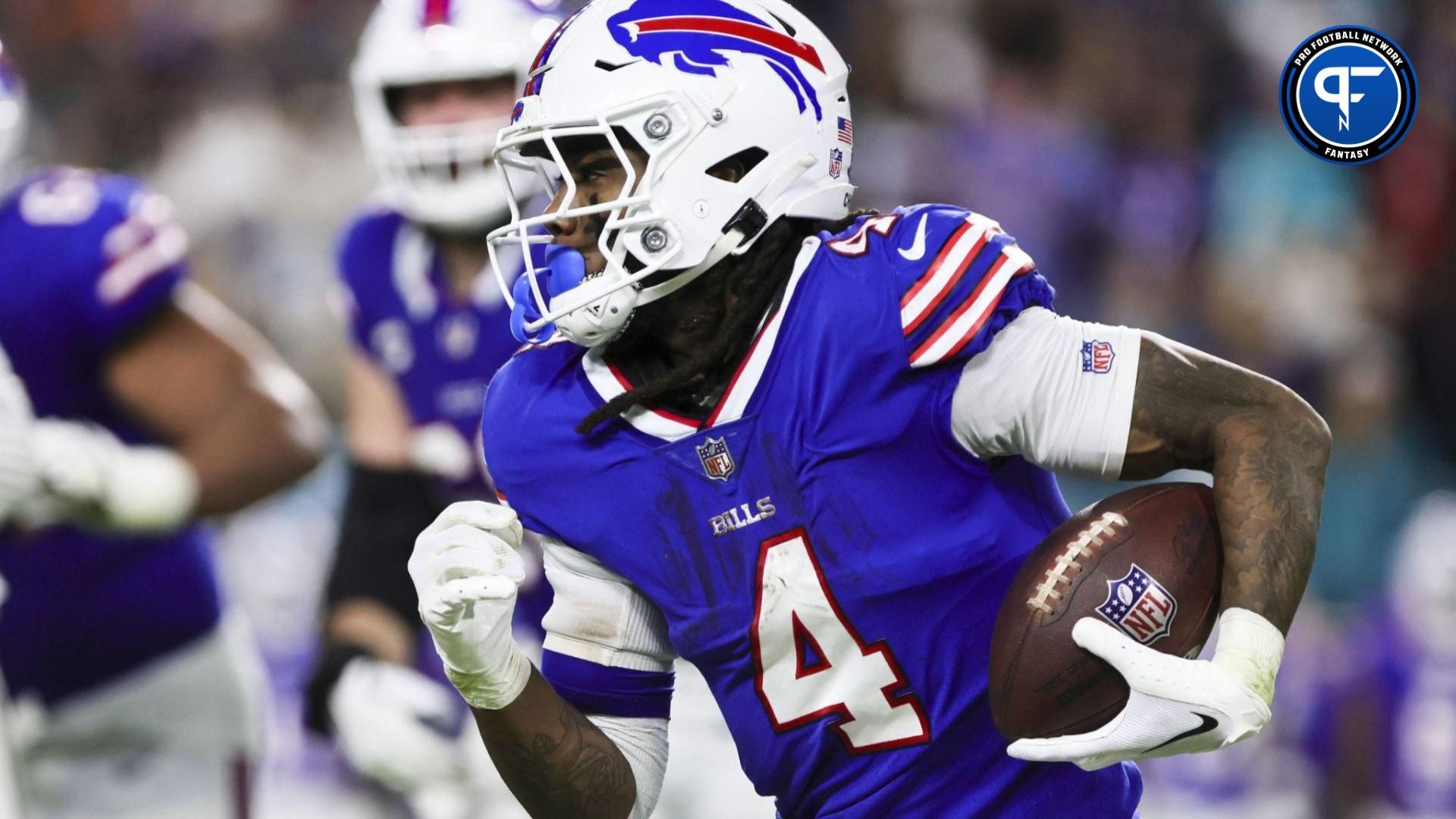 Buffalo Bills RB James Cook (4) runs the ball against the Miami Dolphins.