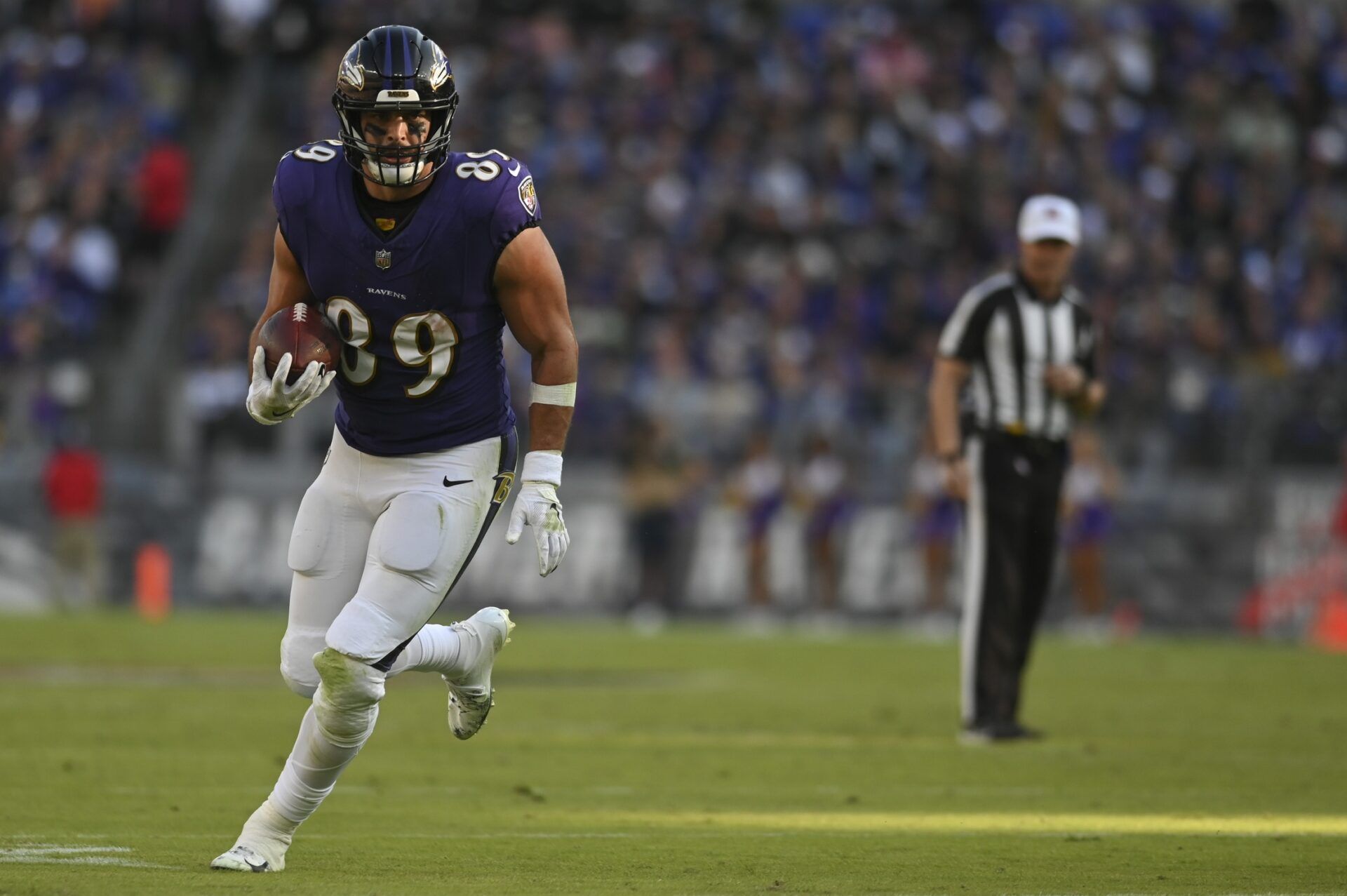 Baltimore Ravens tight end Mark Andrews (89) runs after the catch during the second half against the Seattle Seahawks at M&T Bank Stadium.