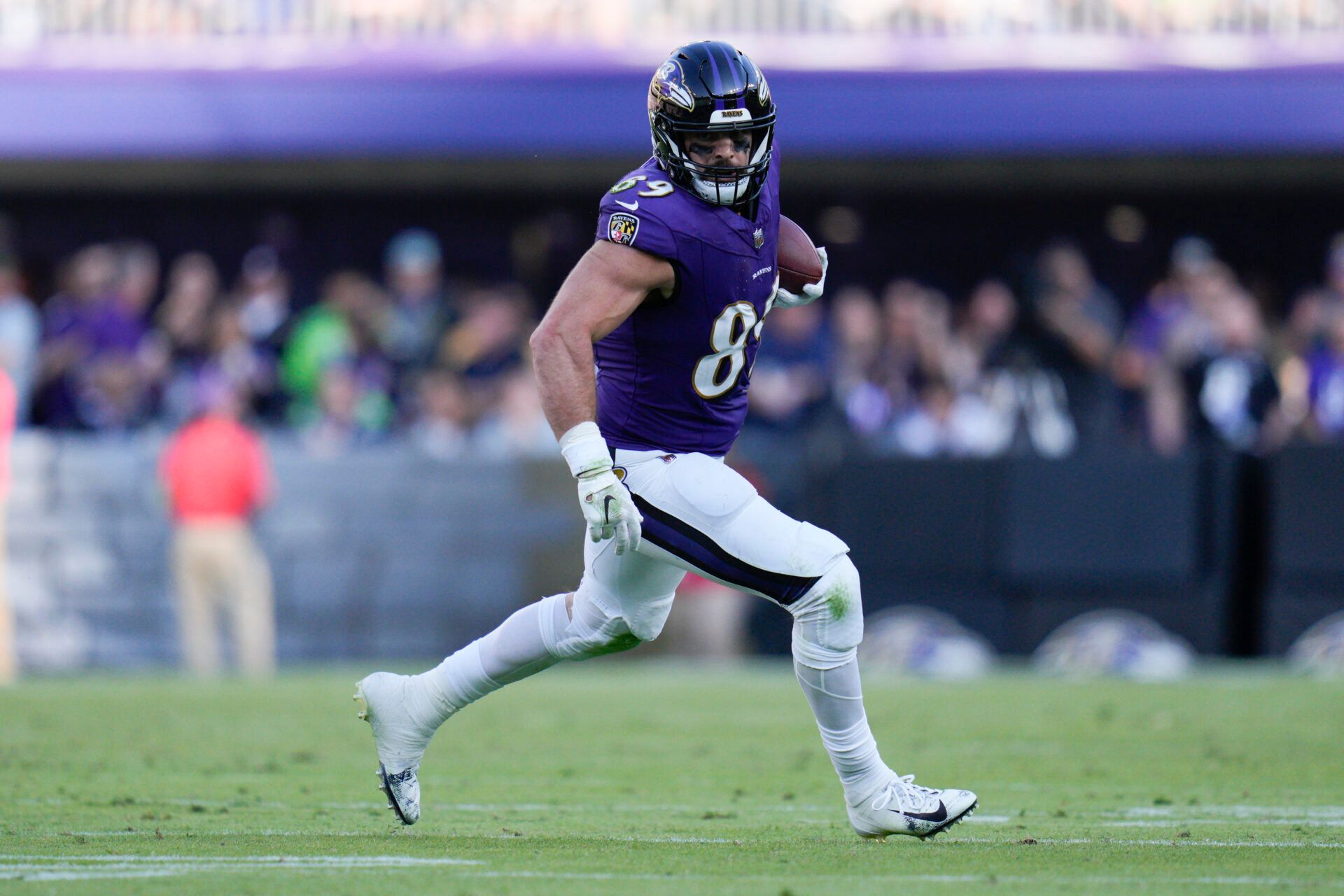 Baltimore Ravens tight end Mark Andrews (89) runs with the ball against the Seattle Seahawks during the third quarter at M&T Bank Stadium.