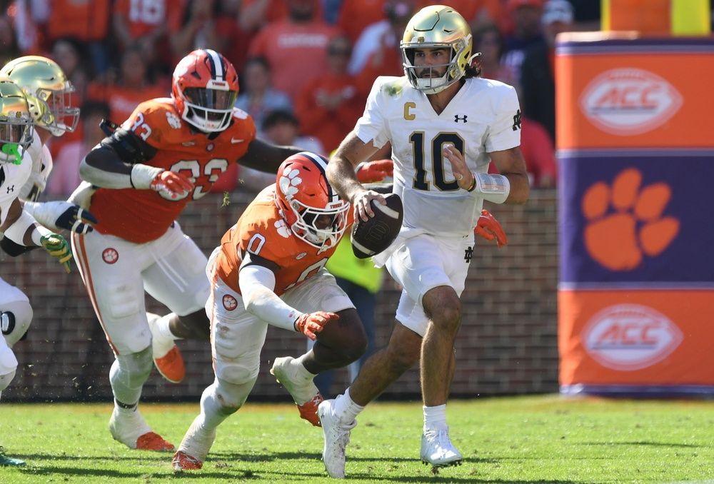 Notre Dame Fighting Irish QB Sam Hartman (10) looks to escape Clemson's defense.