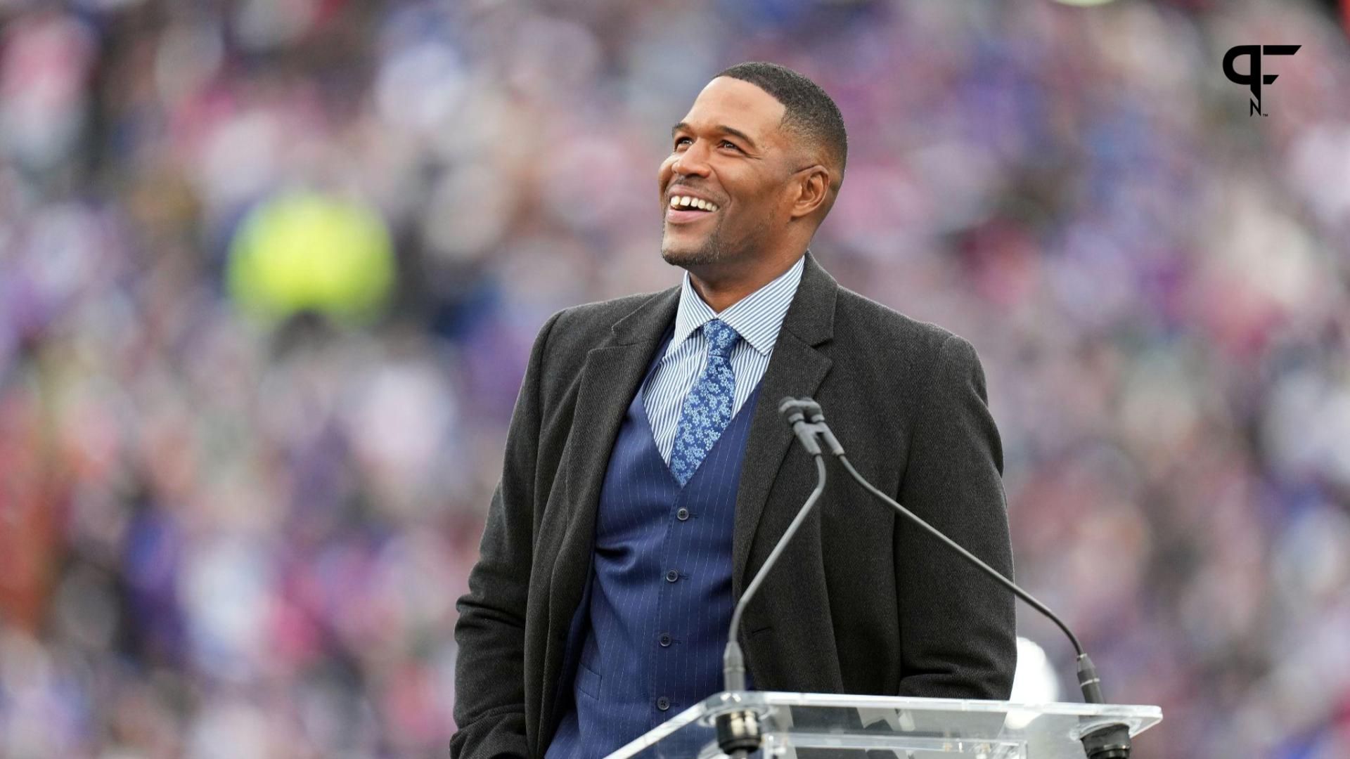 The New York Giants retire Michael Strahan's jersey during a halftime ceremony.