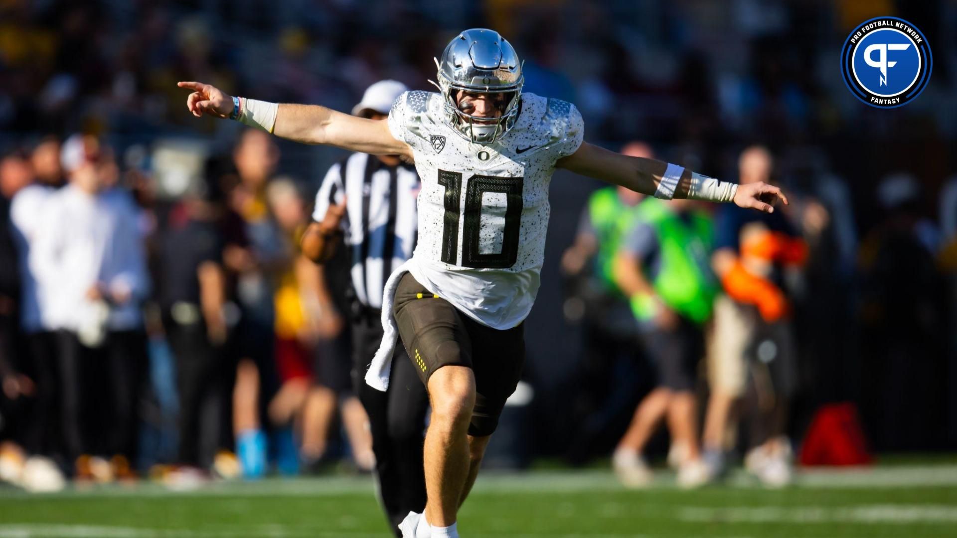 Oregon Ducks quarterback Bo Nix (10) celebrates a passing touchdown against the Arizona State Sun Devils in the first half at Mountain America Stadium.