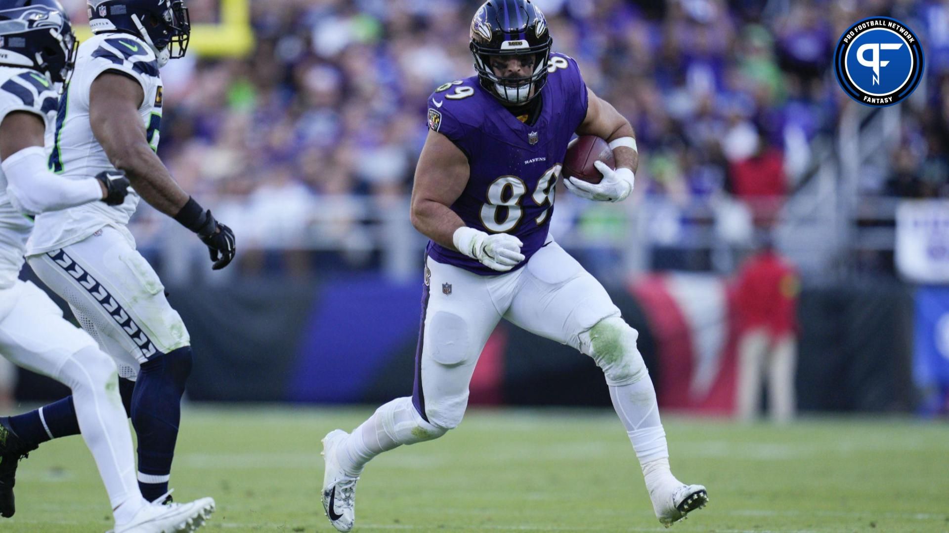 Baltimore Ravens tight end Mark Andrews (89) runs with the ball against the Seattle Seahawks during the third quarter at M&T Bank Stadium.