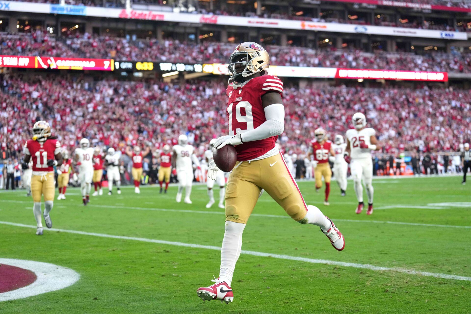 San Francisco 49ers wide receiver Deebo Samuel (19) scores a touchdown against the Arizona Cardinals during the first half at State Farm Stadium.