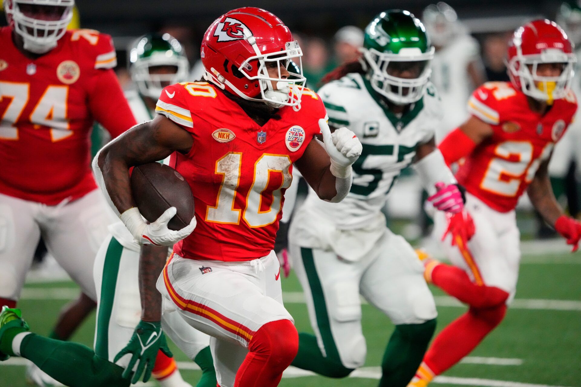 Kansas City Chiefs running back Isiah Pacheco (10) runs in the second half against the Jets at MetLife Stadium.