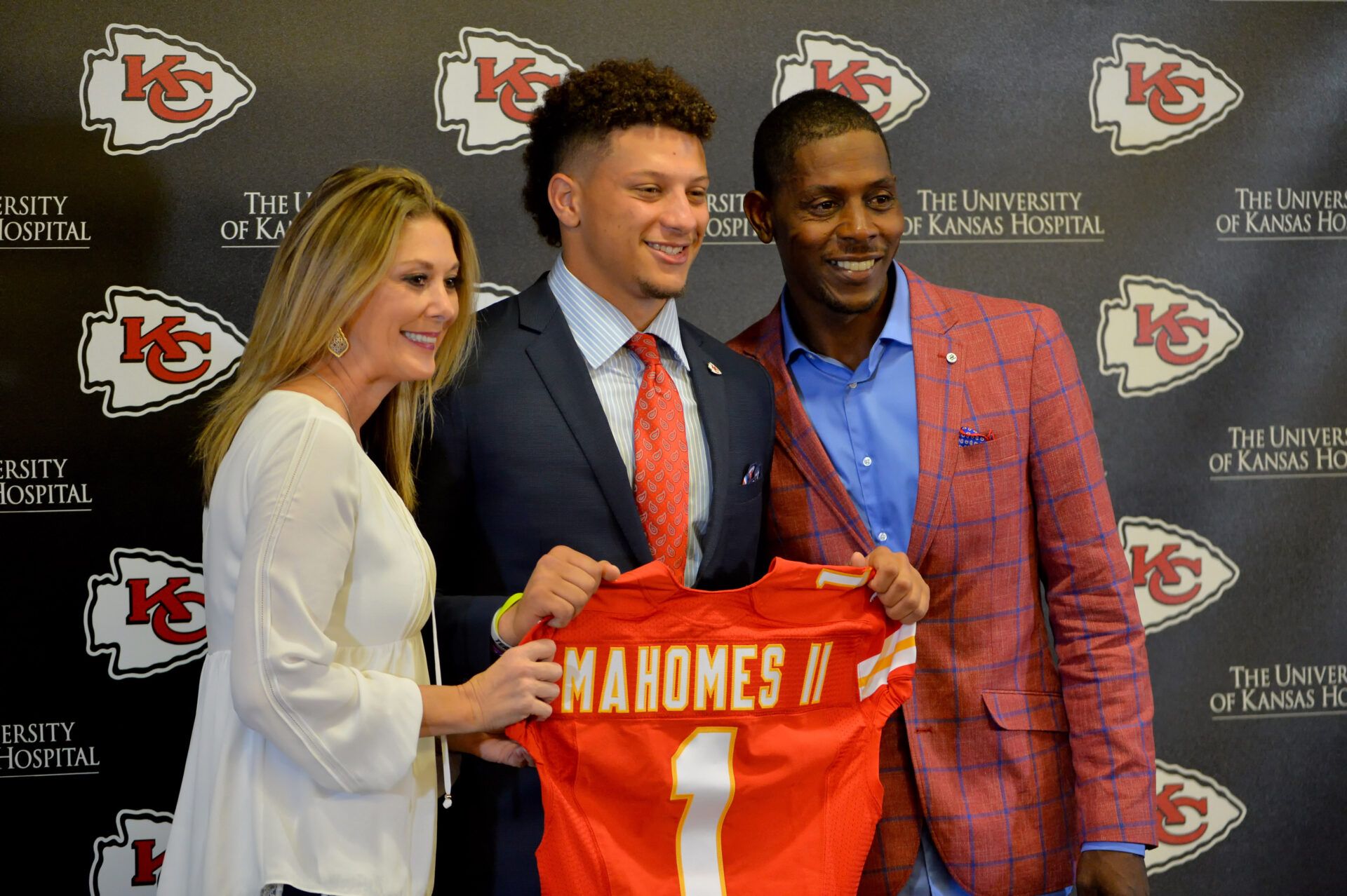 Kansas City Chiefs number 10 pick Patrick Mahomes II poses for a photo with his mother Randi and father Pat during the press conference at Stram Theatre.