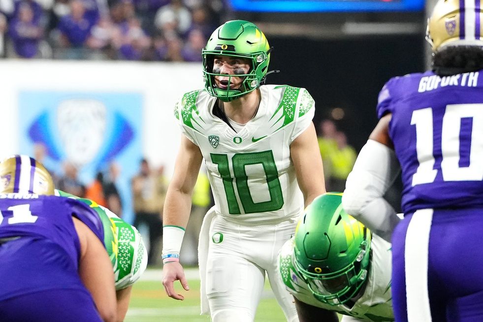 Oregon Ducks QB Bo Nix (10) gets ready for the snap against the Washington Huskies.