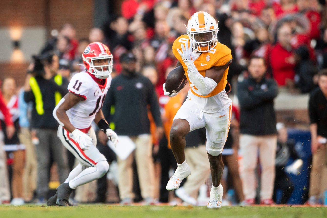 Tennessee running back Jaylen Wright (0) runs the ball during a football game between Tennessee and Georgia.