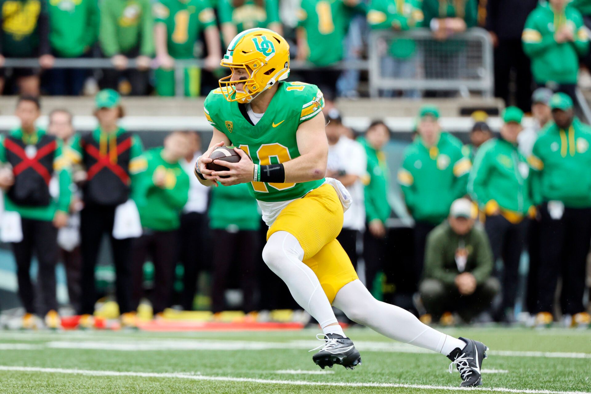 Oregon Ducks quarterback Bo Nix (10) runs into the end zone for a touchdown during the first half against the Washington State Cougars at Autzen Stadium.