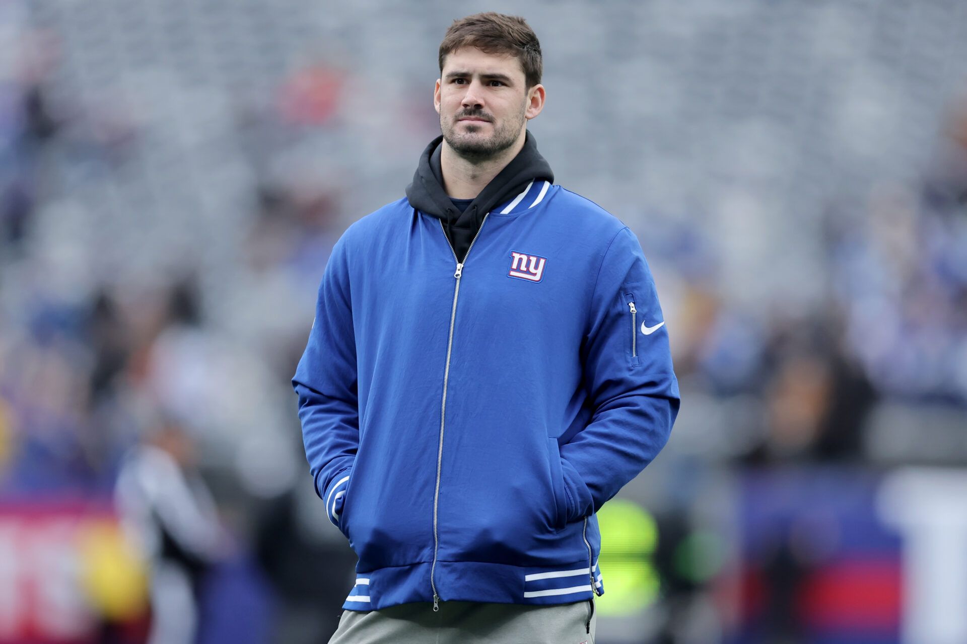 New York Giants injured quarterback Daniel Jones (8) watches warm ups before a game against the Los Angeles Rams at MetLife Stadium.