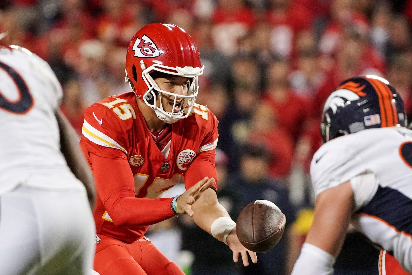 The ball is snapped to Kansas City Chiefs QB Patrick Mahomes (15) against the Denver Broncos.