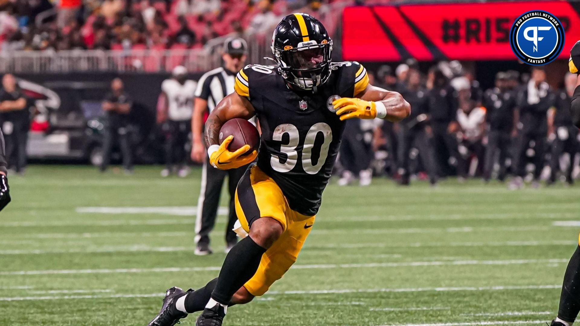 Pittsburgh Steelers running back Jaylen Warren (30) runs for a touchdown against the Atlanta Falcons during the first half at Mercedes-Benz Stadium.