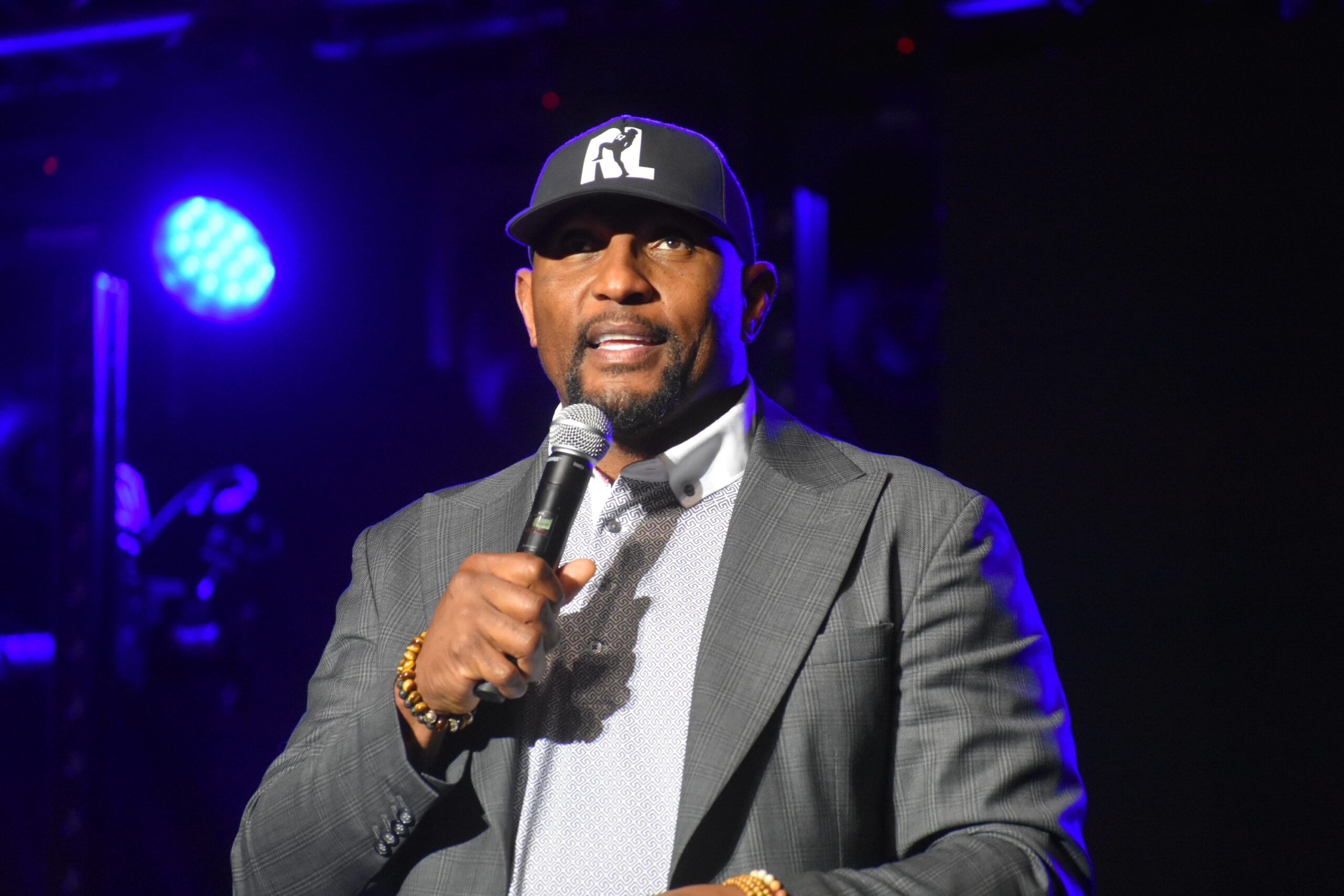 BREAKING: Baltimore Ravens legend Ray Lewis has signed a $13.5 million deal with Netflix for a 7-episode series about his journey with the Baltimore Ravens. What’s coming is more than just a documentary: it’s a full-on tribute to Baltimore Ravens legend Ray Lewis, an icon of the football team!.D