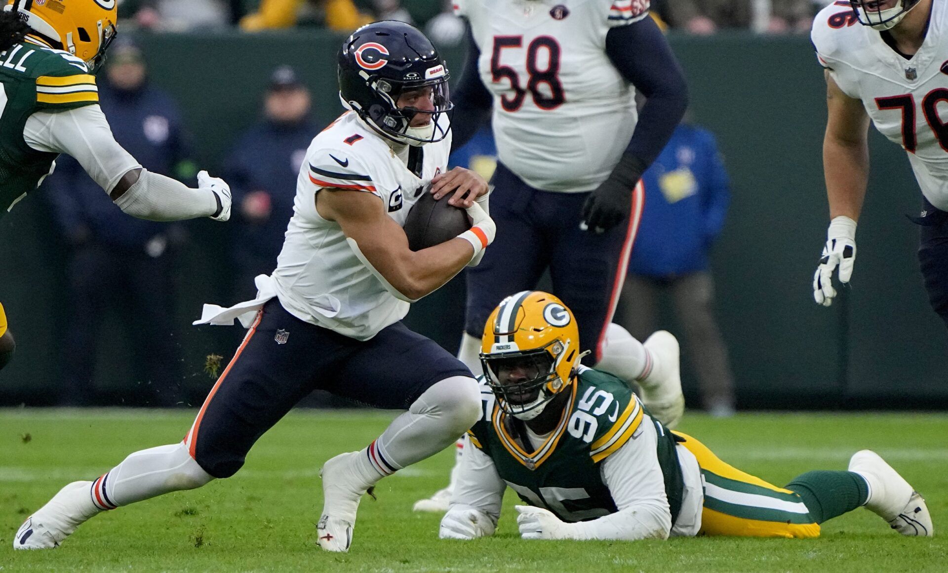 Chicago Bears QB Justin Fields (1) runs with the ball against the Green Bay Packers.