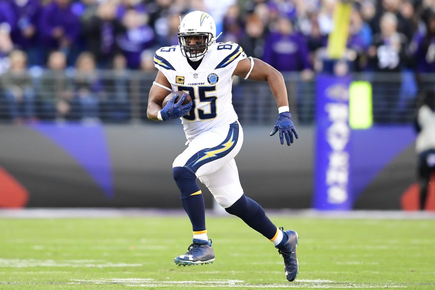 Los Angeles Chargers tight end Antonio Gates (85) runs after the catch.