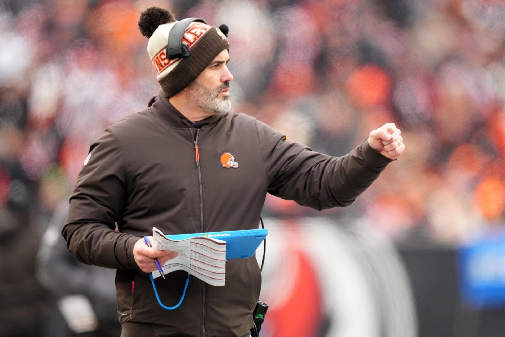 Cleveland Browns head coach Kevin Stefanski fist bumps players coming off the field.