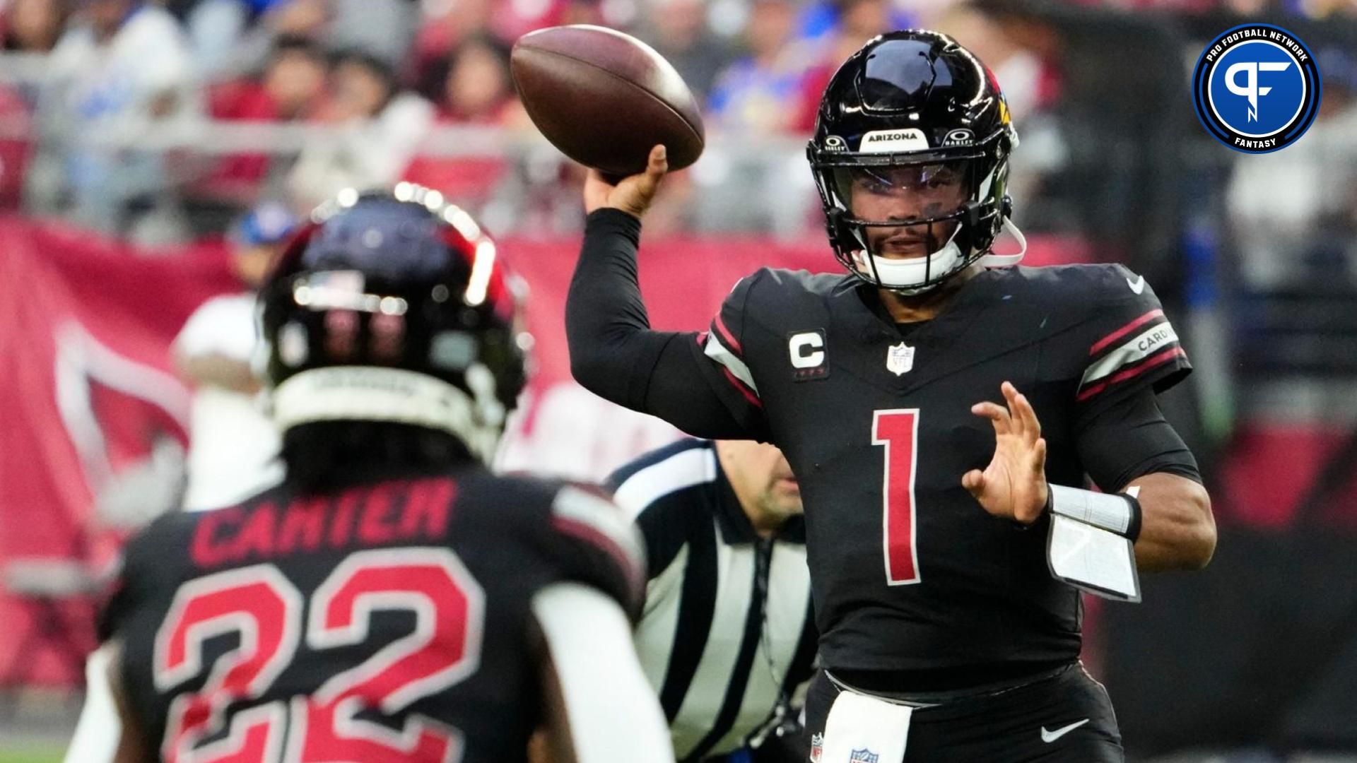 Arizona Cardinals quarterback Kyler Murray (1) throws a pass to running back Michael Carter (22) against the Los Angeles Rams in the second half at State Farm Stadium.