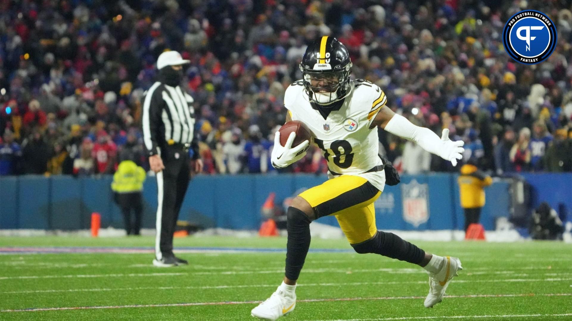 Pittsburgh Steelers WR Diontae johnson (18) runs after the catch against the Buffalo Bills.