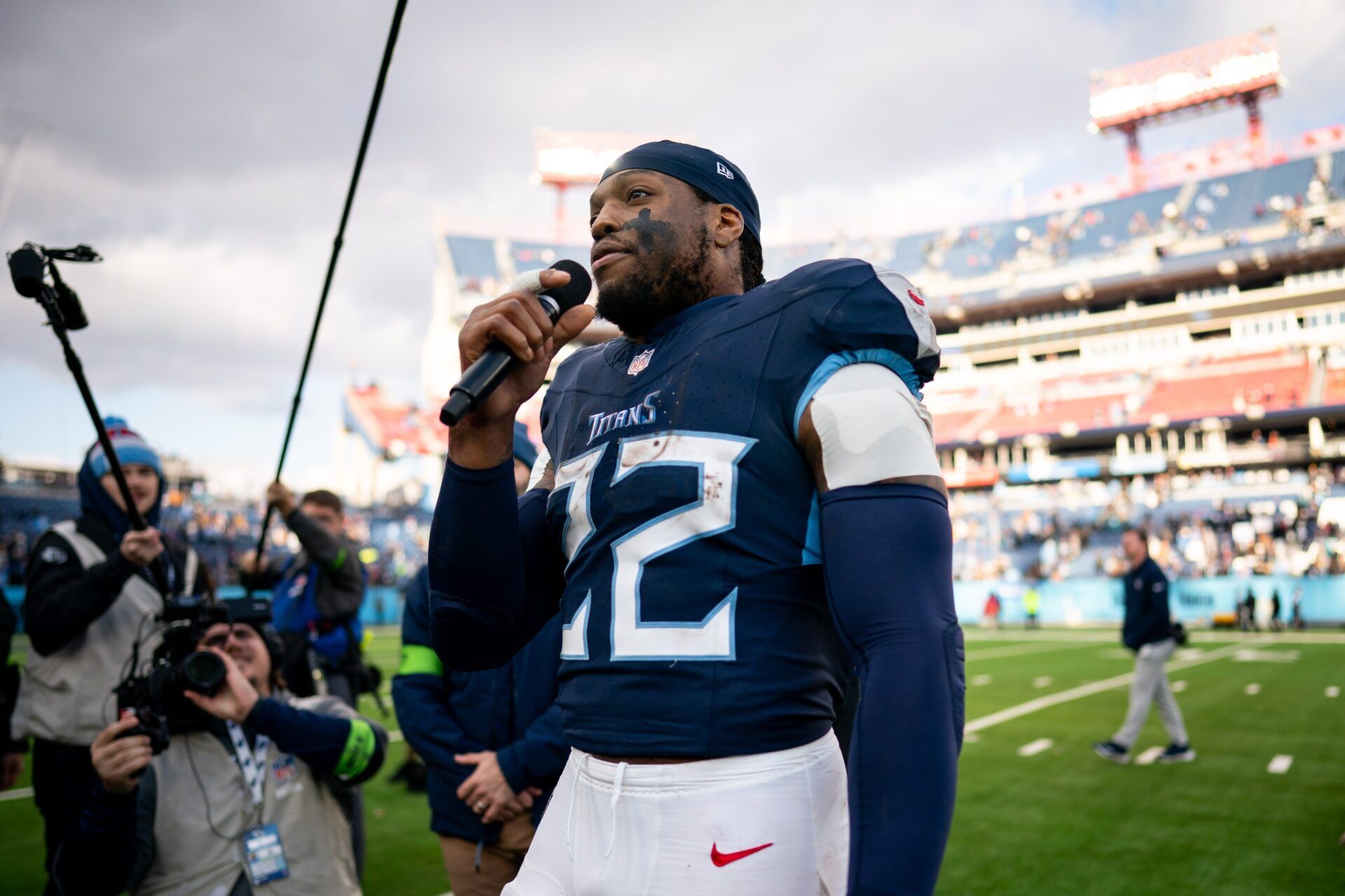 Tennessee Titans RB Derrick Henry (22) speaks to the fans after the regular-season finale.