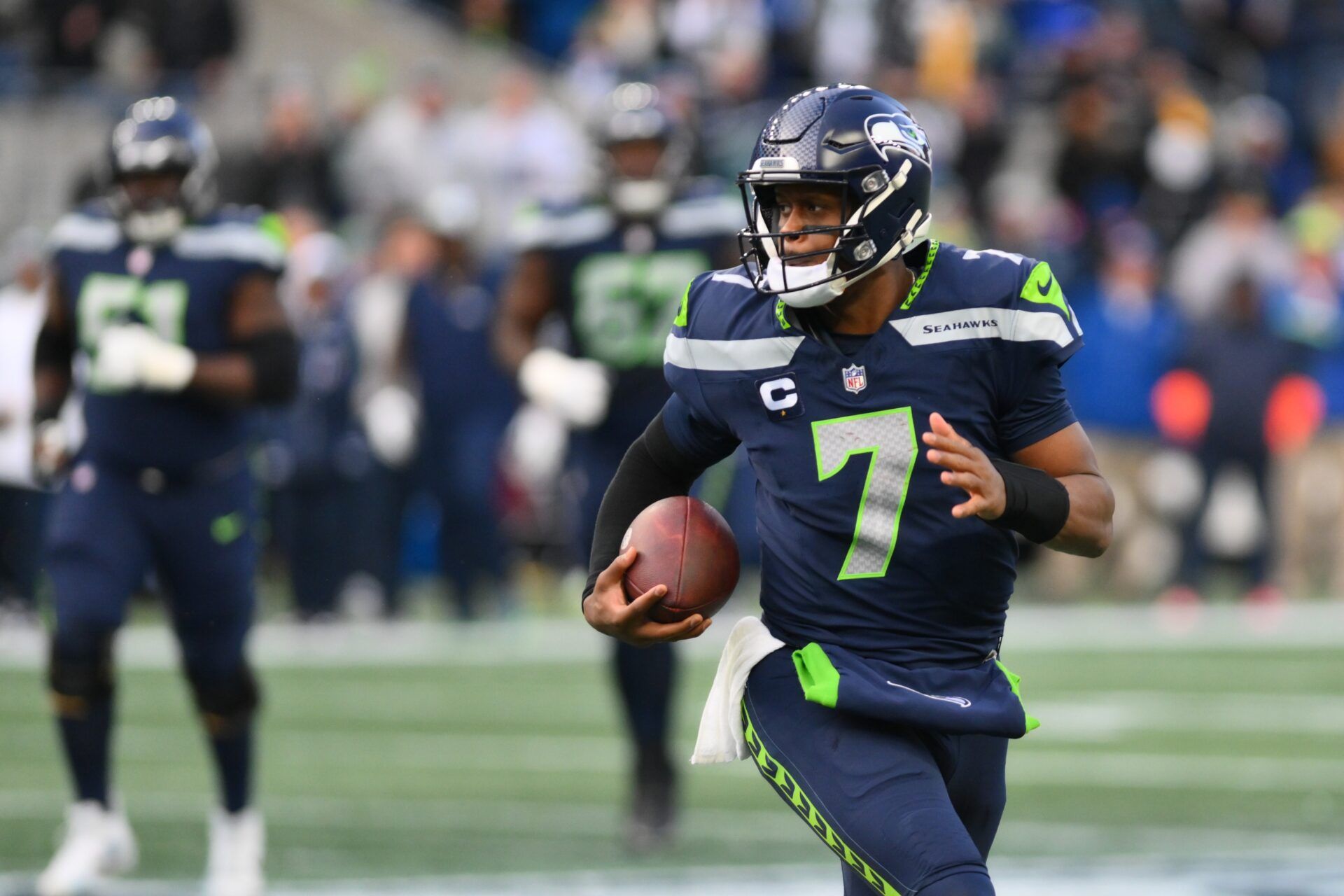 Seattle Seahawks quarterback Geno Smith (7) carries the ball against the Pittsburgh Steelers during the second half at Lumen Field.