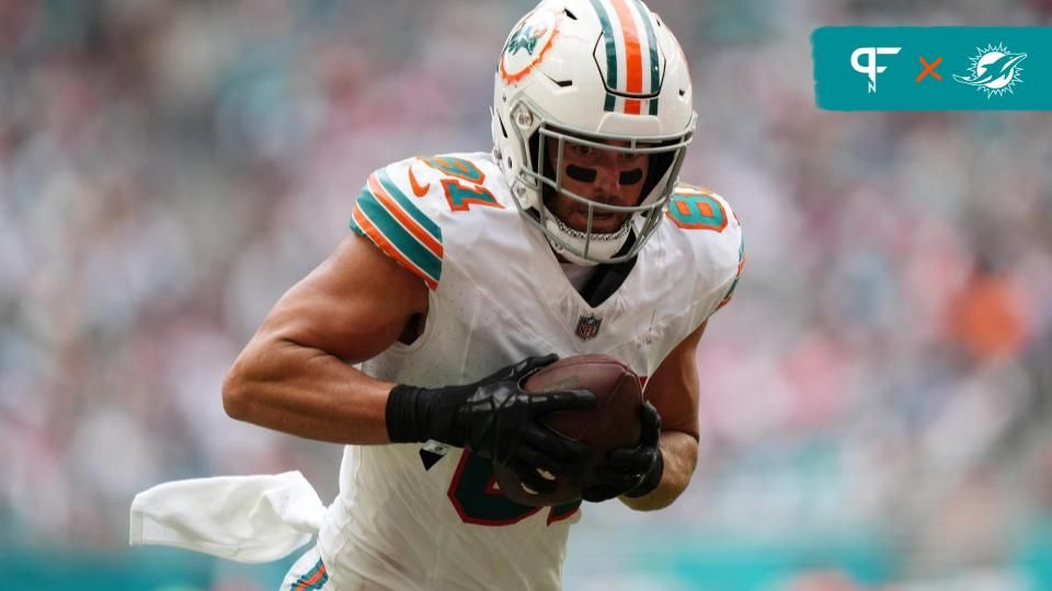 Miami Dolphins tight end Durham Smythe (81) catches a pass against the New England Patriots during the second half at Hard Rock Stadium.