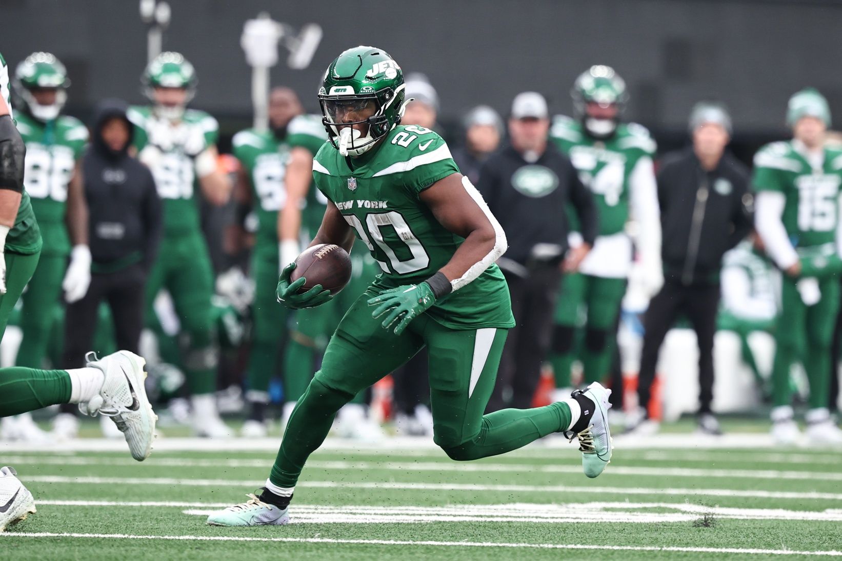 New York Jets running back Breece Hall (20) carries the ball during the first half against the Washington Commanders at MetLife Stadium.